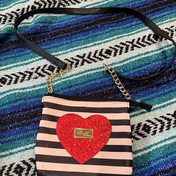 Betsey Johnson Black & White Striped Glitter‎ Heart Crossbody - Picture 1 of 5